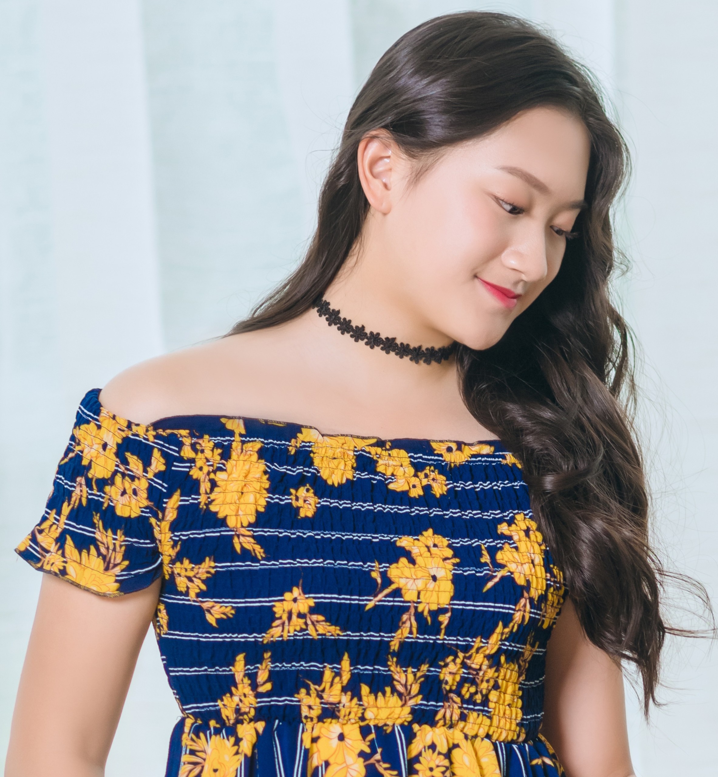 A person in a blue and yellow dress

AI-generated content may be incorrect.