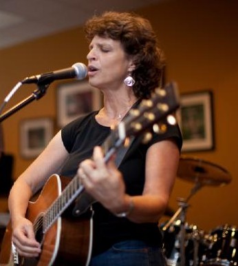 A person singing into a microphone

AI-generated content may be incorrect.